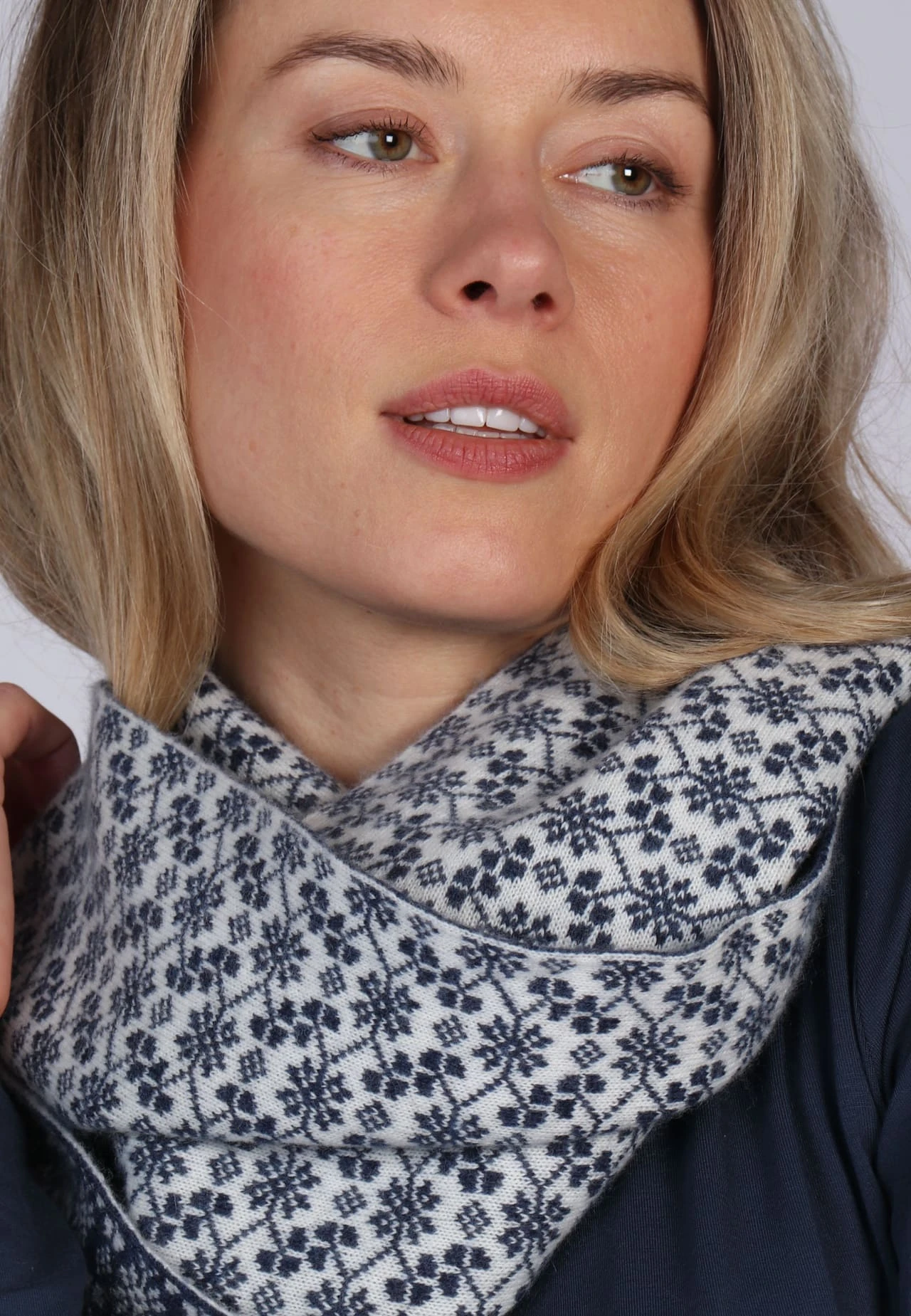 Strickschal Sabira - Navy – Bild 4